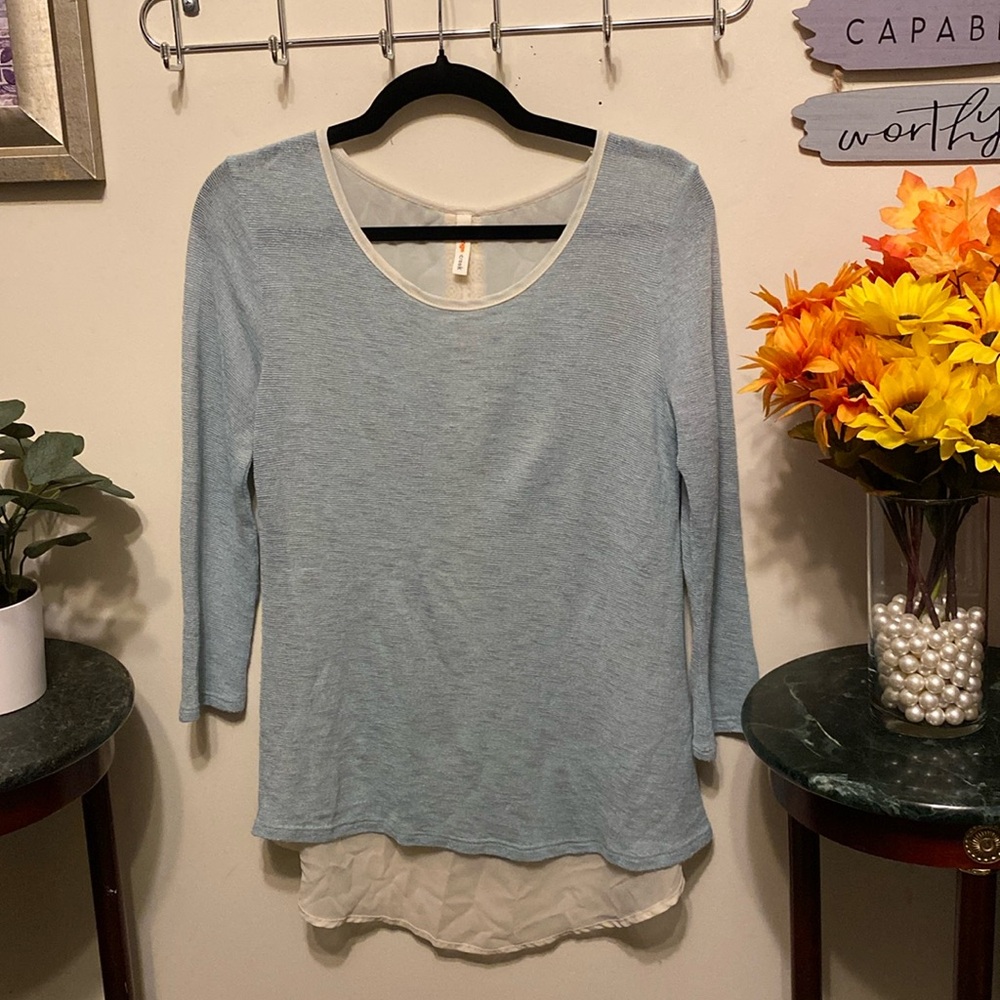 Orange Creek Top Sz Small w/partial open back. Lace Splits. 3/4 Sleeves.